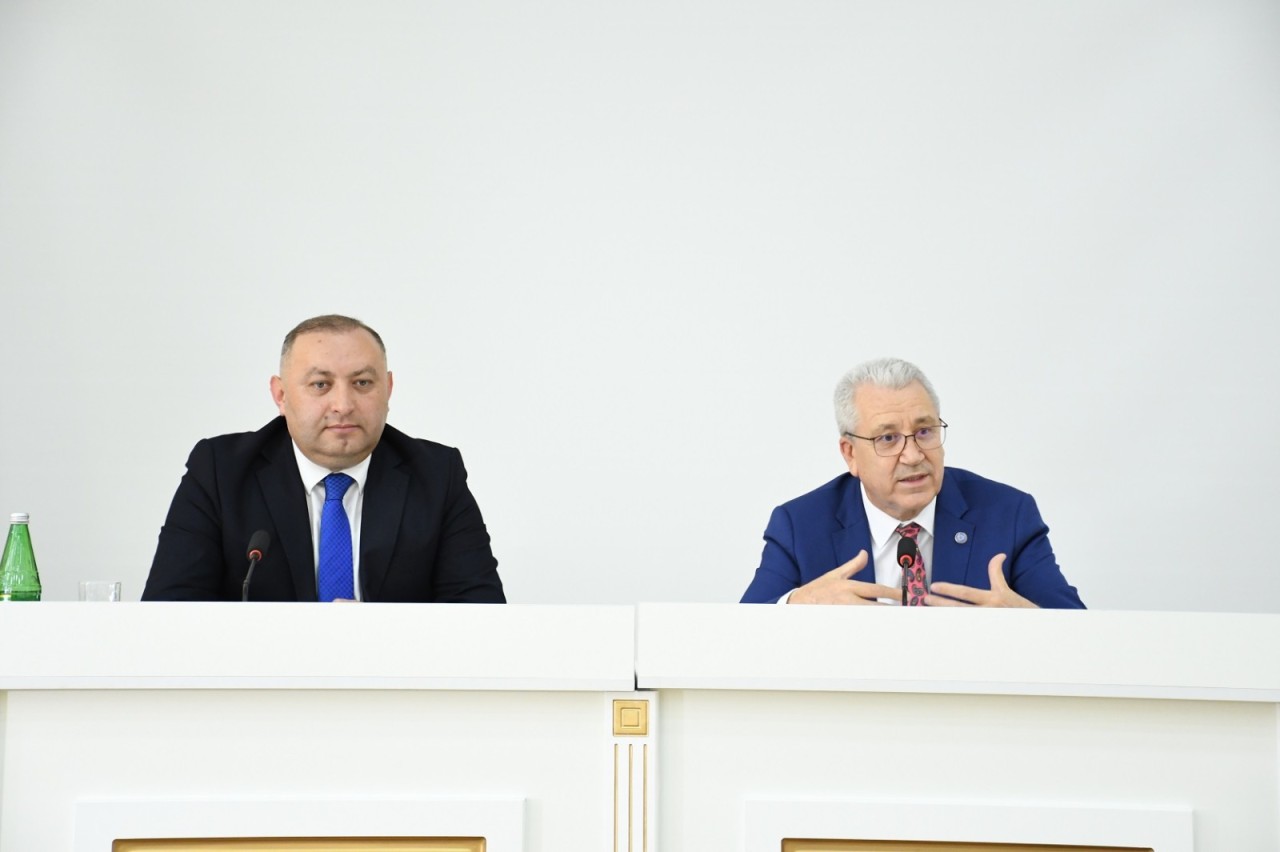 Zəfər Qurbanov tələbələrlə görüşdü - FOTOLAR